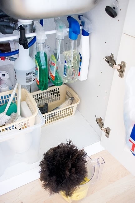 How to organize under a kitchen sink. -- Easy DIY small kitchen organization ideas and storage tips for your cabinets, your countertops, under your sink and in your pantry! I'll bet you could go to the dollar store or dollar tree and do these projects for cheap. These hacks are great for apartments! Listotic.com  