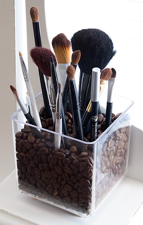 DIY Makeup Brush Holder using coffee beans! Helppoja DIY-käsityöideoita aikuisille kotiin, hauskanpitoon, lahjaksi, myyntiin ja paljon muuta! Jotkut näistä olisivat täydellisiä jouluksi tai muiksi juhlapyhiksi. Paljon mahtavia projekteja täällä! Listotic.com