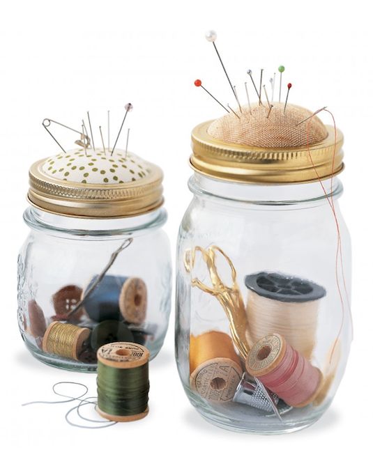 https://listotic.com/wp-content/uploads/2013/08/20-Of-The-Best-Mason-Jar-Projects-Sewing-kit-in-a-jar-Use-the-lid-as-a-pin-cushion-10.jpg