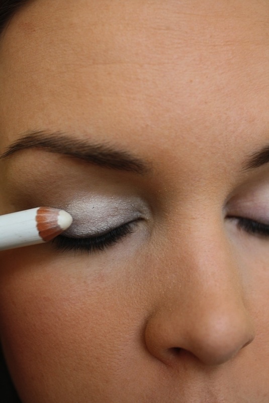 Use a white pencil under your eyeshadow to make your eyeshadow pop! -- Makeup tips and tricks for beginners, teens and even experts! These beauty hacks and step-by-step tutorials are perfect for women of any age, older or younger. Easy ideas and life hacks every girl should know. :) Listotic.com 
