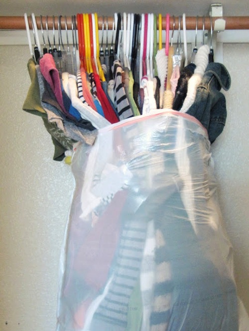 Keep your clothes on the hangers while still protected in garbage bags! - Lots of clever moving, packing and organizing tips for houses, apartments and out of state or long distance moves! Moving into a new house? Here you will find clever moving hacks everyone should know, including a moving checklist. Listotic.com 