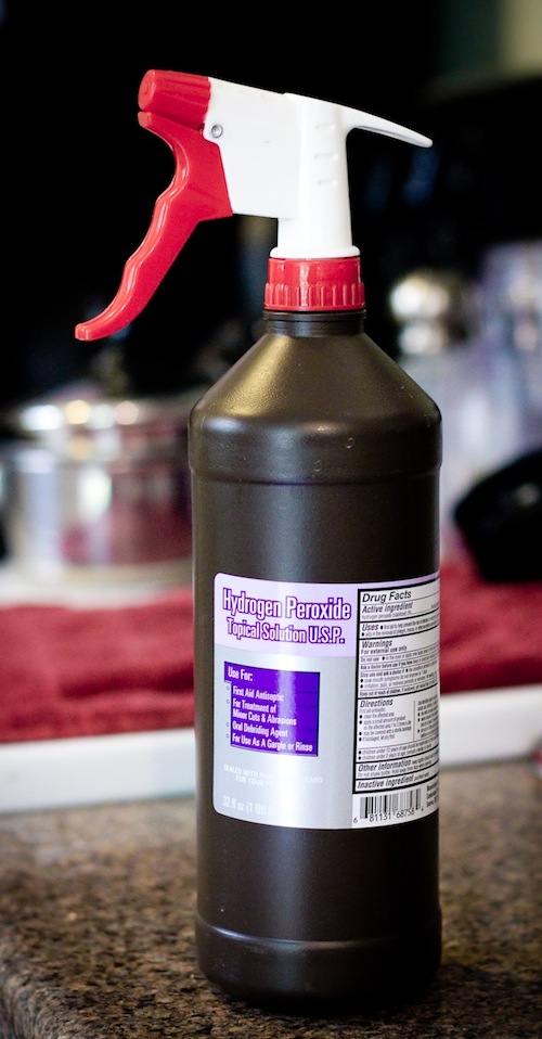 Hydrogen peroxide uses for cleaning -- DIY household cleaning tips, tricks and hacks for your home bathrooms, kitchens, bedrooms, floors, furniture and more! Perfect for a lazy girl like me. Listotic.com 