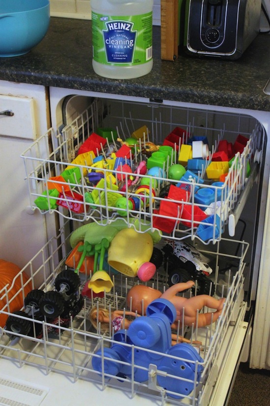 The best way to clean kids toys using vinegar in the dishwasher. -- DIY household cleaning tips, tricks and hacks for your home bathrooms, kitchens, bedrooms, floors, furniture and more! Perfect for a lazy girl like me. Listotic.com 