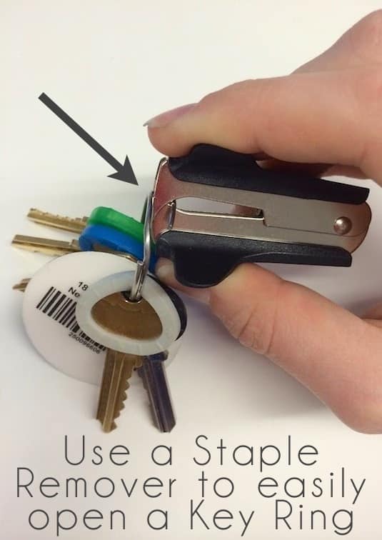 How to remove keys from a key ring easily -- Clever DIY life hacks every girl should know! For organization, crafts, ideas, beauty, school, home or just little tips and tricks that will make your life easier. Listotic.com 