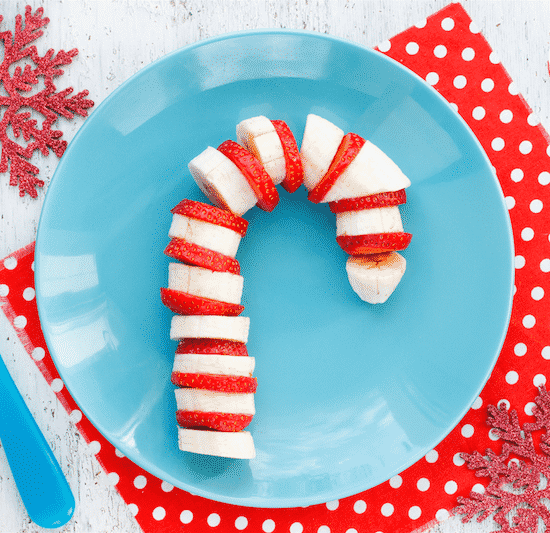 Christmas Fruit Candy Cane für Kinder / Über 15 lustige, süße und einfache Weihnachtsfrühstücksideen für Kinder! Diese kreativen Rezepte sind so einfach und leicht zuzubereiten, machen den Weihnachtsmorgen aber mit Sicherheit zu etwas ganz Besonderem. Alles von Pfannkuchen bis Toast und Haferflocken! Listotic.com