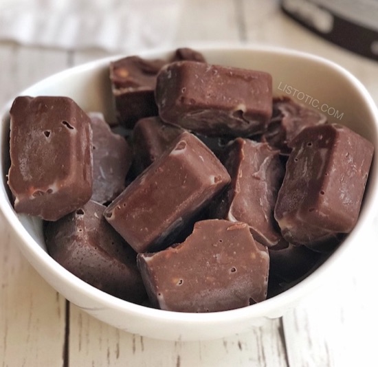 Quick and Easy Keto Chocolate Peanut Butter Fat Bombs -- low carb and sugar free! Made with cream cheese, coconut oil, cocoa powder, peanut butter, butter, stevia and vanilla extract. Perfect for a ketogenic diet! It's like dessert but without the guilt. Listotic.com 