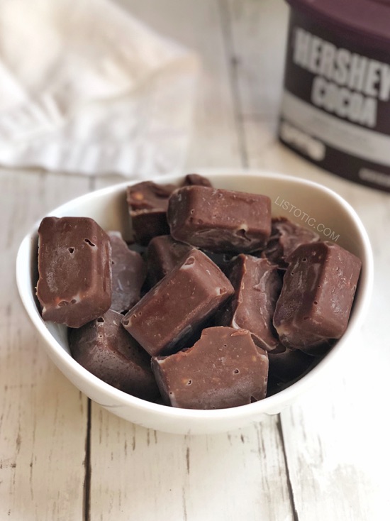 Quick and Easy Keto Chocolate Peanut Butter Fat Bombs -- low carb and sugar free! Made with cream cheese, coconut oil, cocoa powder, peanut butter, butter, stevia and vanilla extract. Perfect for a ketogenic diet! It's like dessert but without the guilt. Listotic.com 