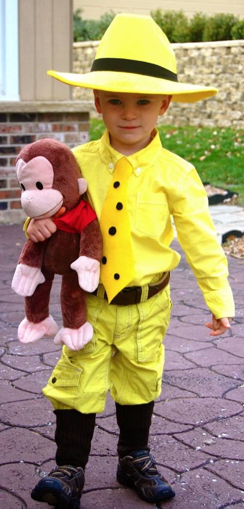 30 Easy DIY Halloween Costumes For Kids (Boys and Girls!) | Cute costume idea for toddlers! The Man in the Yellow Hat and Curious George.