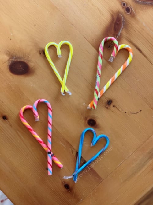  By connecting two candy canes it creates the perfect valentine’s day candy cane heart. 