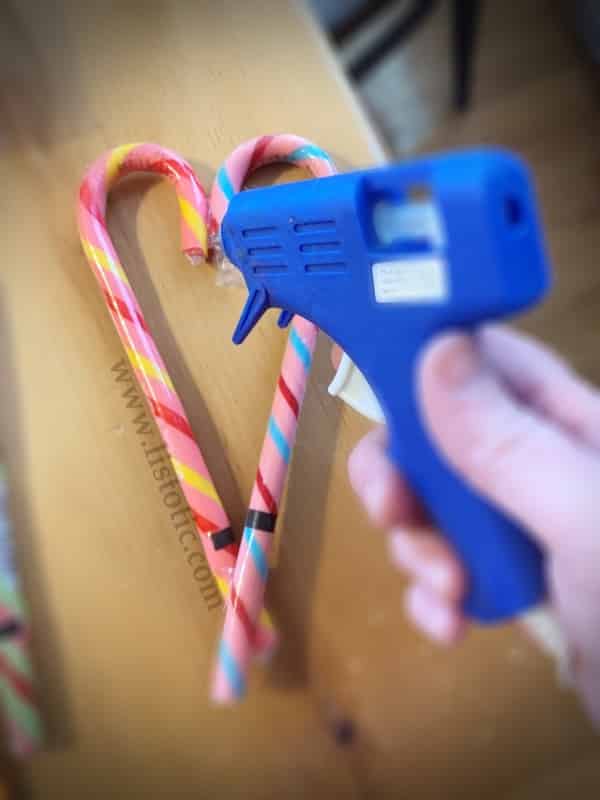  Easy idea for using Candy Canes and hot glue to diy a Happy Valentine’s Day party favor. 