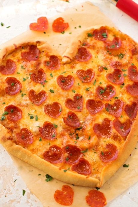 fun cheap dates that aren’t Netflix; build your own pizzas at home date night for couples