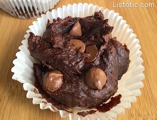 Healthy chocolate muffin - ready to eat - Listotic Newsletter feature.