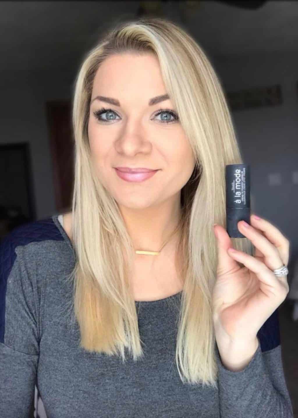 Woman showing how to achieve a gorgeous skin kissed glow using a skin highlighting luminizer.