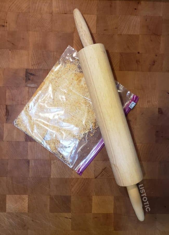 Crushed crackers and rolling pin