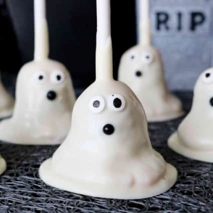 Cake on a stick - Halloween Cake Pop treats decorated like a ghost perfect for a Halloween party 