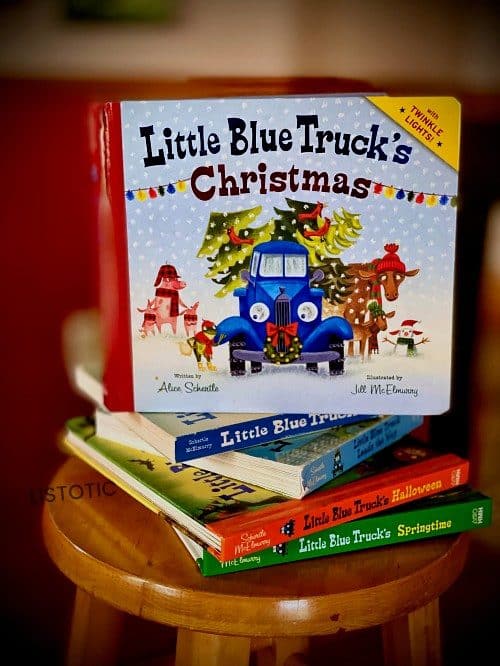 Hardcover little blue truck story book gestapeld bovenop andere gepubliceerde Little blue truck books 