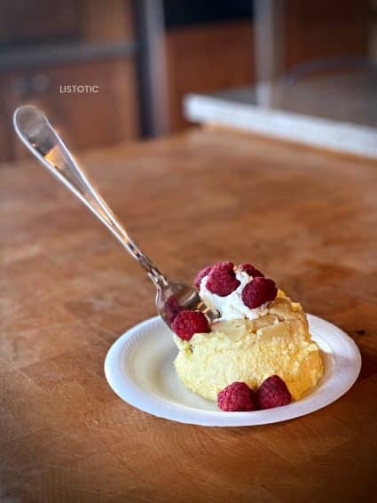 keto mug cheese cake with raspberries and fork
