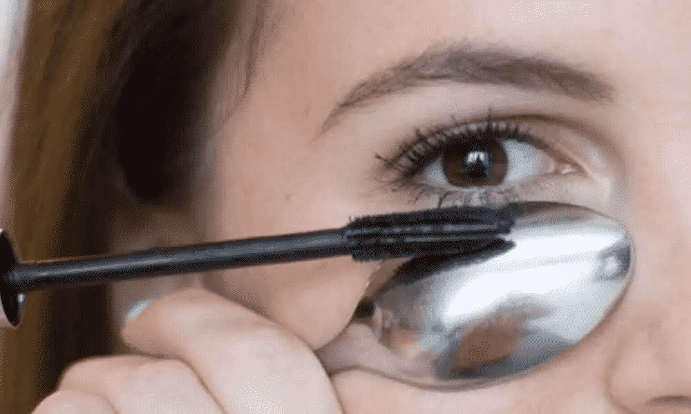 Avoid Mascara Mistakes with spoon is a basic makeup tips and tricks