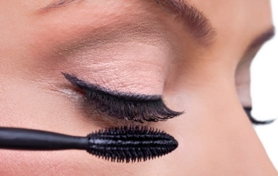 basic makeup tips and tricks to achieve thick lashes coat the other side is one of the great mascara hacks