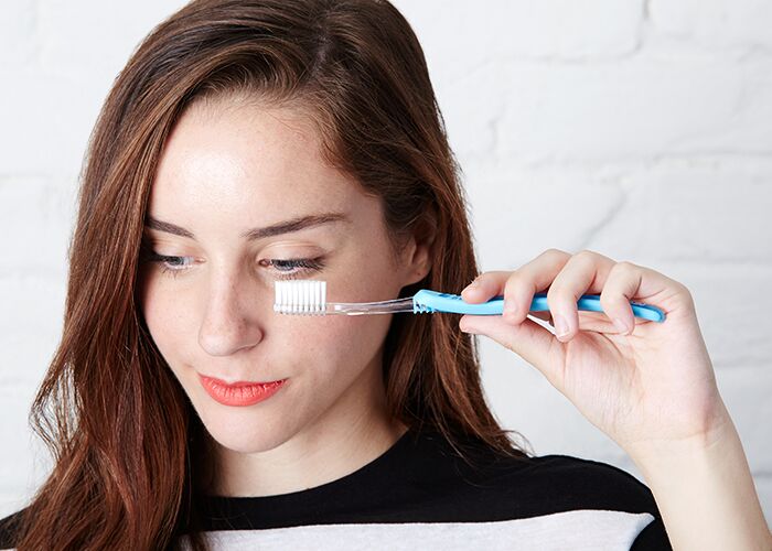 unclump eyelash makeup with the toothbrush mascara hacks